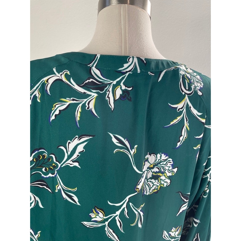 WHBM White House Black‎ Market Large Forest Green Floral V Neck Blouse Top - Picture 8 of 8
